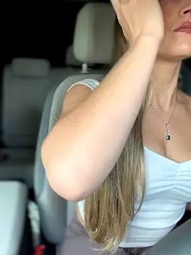 Snapshot of lunagirl13 chatting on 09.22.25 lunagirl13 online show from 09.22.25