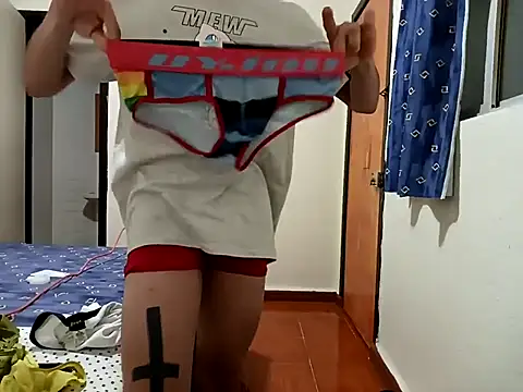 Snapshot of Latinopervs chatting on 02.18.25 Latinopervs online show from 02.18.25