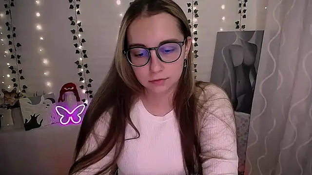 Snapshot of SweetPrincess_ chatting on 10.17.25 SweetPrincess online show from 10.17.25