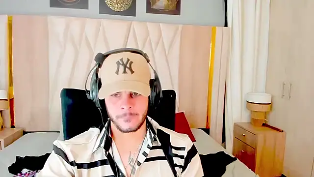 Snapshot of hottstuffx69 chatting on 11.06.25 hottstuffx69 online show from 11.06.25