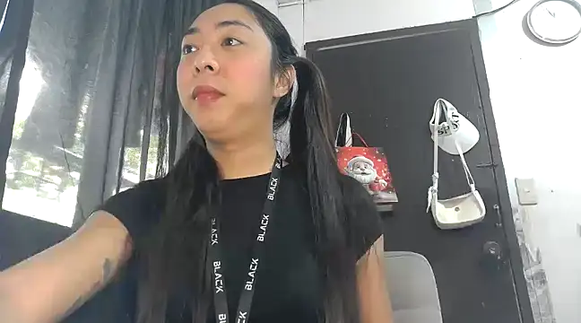 Snapshot of ErikaJayne4u chatting on 12.22.24 ErikaJayne4u online show from 12.22.24