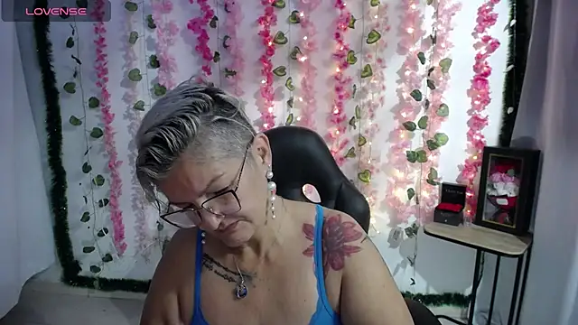 Snapshot of bety-cum2 chatting on 02.13.25 bety-cum2 online show from 02.13.25