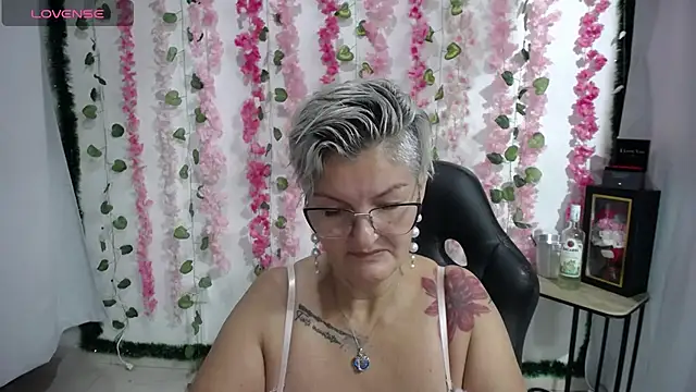 Snapshot of bety-cum2 chatting on 02.14.25 bety-cum2 online show from 02.14.25