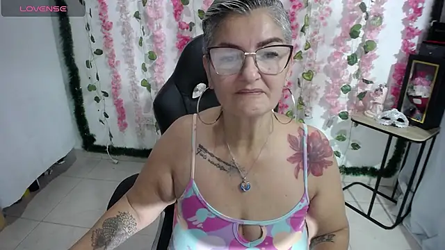 Snapshot of bety-cum2 chatting on 02.22.25 bety-cum2 online show from 02.22.25