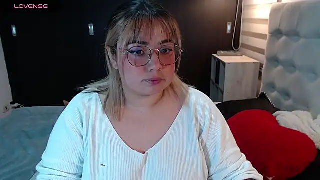 Snapshot of yini_angel chatting on 05.20.26 yini angel online show from 05.20.26