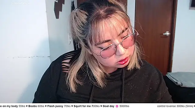 Snapshot of yini_angel chatting on 05.23.26 yini angel online show from 05.23.26