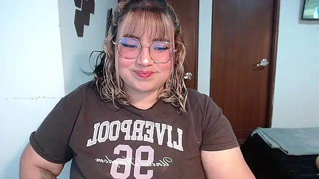 Snapshot of yini_angel chatting on 05.25.26 yini angel online show from 05.25.26