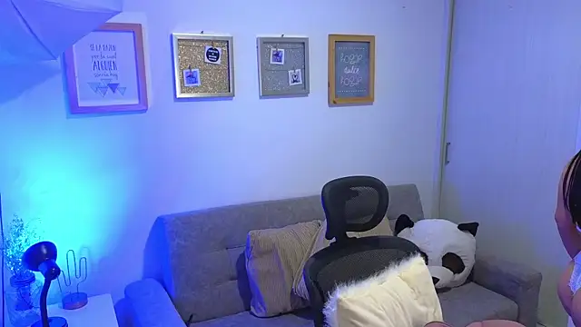 Snapshot of annylouis chatting on 11.22.25 annylouis online show from 11.22.25