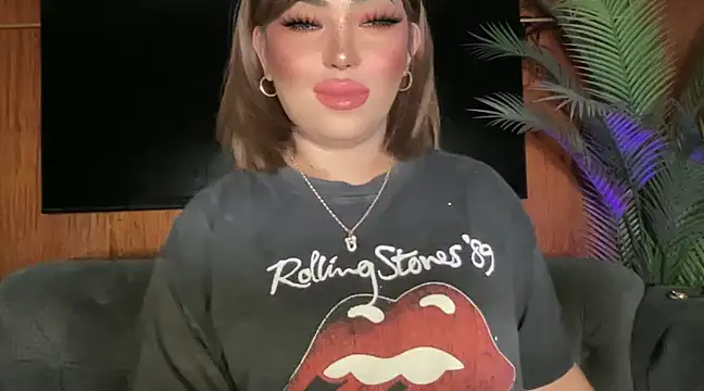 Snapshot of BigDominaMia chatting on 02.02.25 BigDominaMia online show from 02.02.25