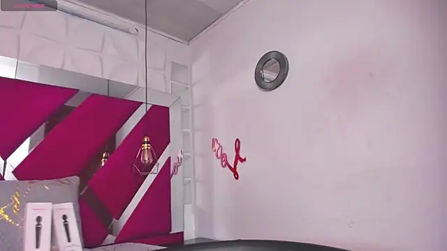 Snapshot of Penelope_Tits chatting on 03.04.25 Penelope Tits online show from 03.04.25