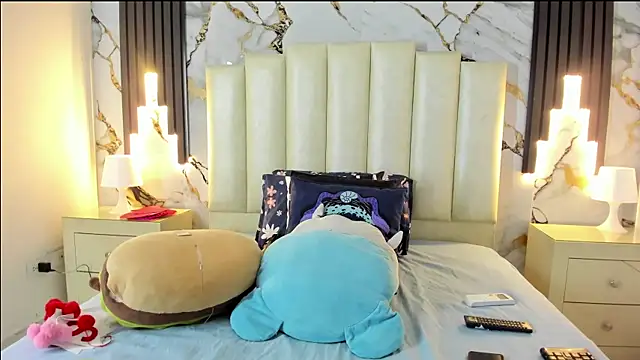 Snapshot of mollieblue69 chatting on 02.14.25 mollieblue69 online show from 02.14.25