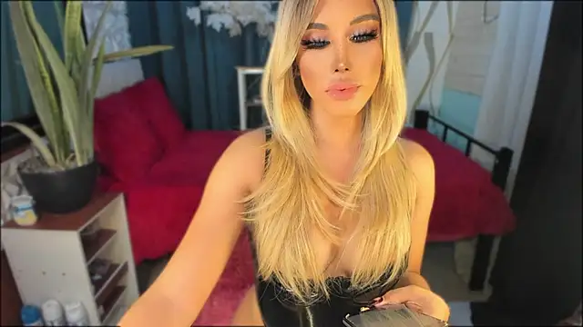 Snapshot of Laura_yourhottestbabe123 chatting on 11.05.25 Laura yourhottestbabe123 online show from 11.05.25