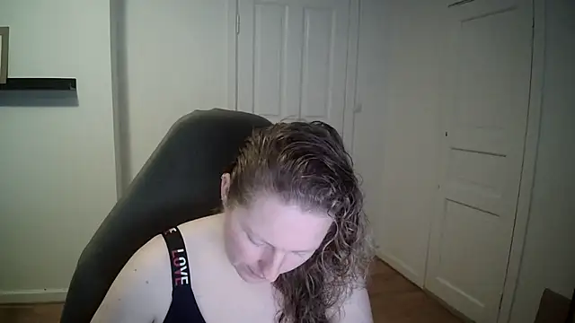 Snapshot of Girlnina-1995 chatting on 03.04.25 Girlnina-1995 online show from 03.04.25