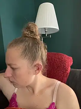 Snapshot of Girlnina-1995 chatting on 10.28.25 Girlnina-1995 online show from 10.28.25