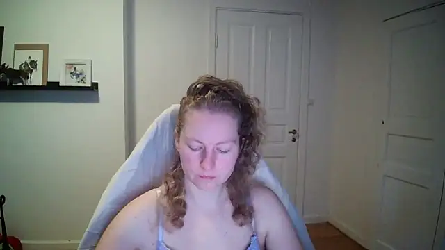 Snapshot of Girlnina-1995 chatting on 11.18.25 Girlnina-1995 online show from 11.18.25