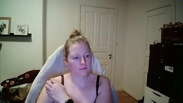 Snapshot of Girlnina-1995 chatting on 02.04.26 Girlnina-1995 online show from 02.04.26