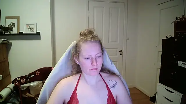 Snapshot of Girlnina-1995 chatting on 02.17.26 Girlnina-1995 online show from 02.17.26