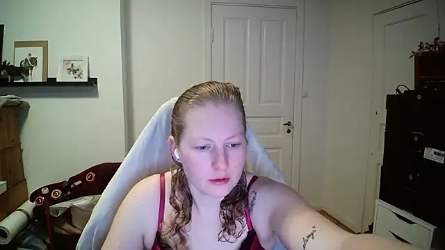 Snapshot of Girlnina-1995 chatting on 02.18.26 Girlnina-1995 online show from 02.18.26