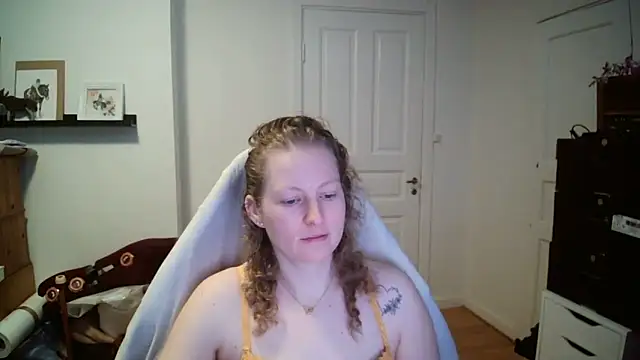 Snapshot of Girlnina-1995 chatting on 02.24.26 Girlnina-1995 online show from 02.24.26