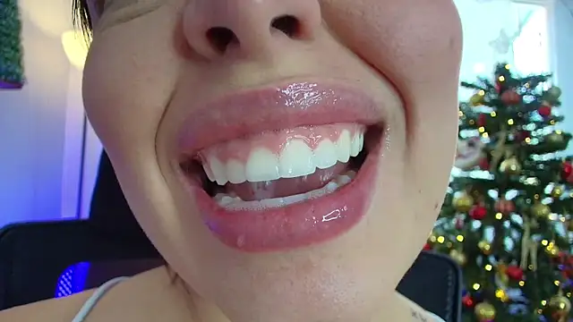 Snapshot of lisbet21x chatting on 12.18.24 lisbet21x online show from 12.18.24