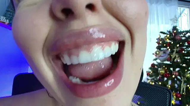 Snapshot of lisbet21x chatting on 12.18.24 lisbet21x online show from 12.18.24