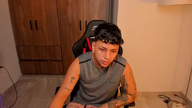 Snapshot of Jake_simons chatting on 10.01.25 Jake simons online show from 10.01.25