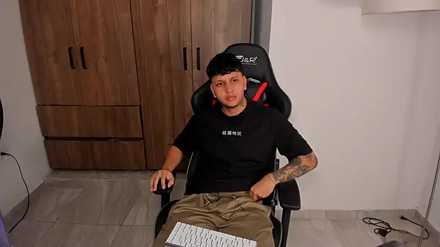 Snapshot of Jake_simons chatting on 10.02.25 Jake simons online show from 10.02.25