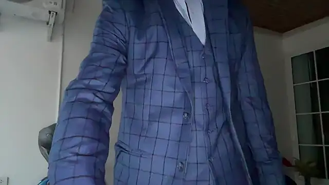 Snapshot of lukegunn chatting on 12.07.24 lukegunn online show from 12.07.24