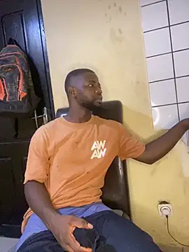 Snapshot of vannycov chatting on 12.01.25 vannycov online show from 12.01.25