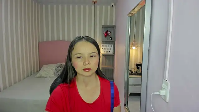 Snapshot of LORELAIGIVEN chatting on 10.08.25 LORELAIGIVEN online show from 10.08.25