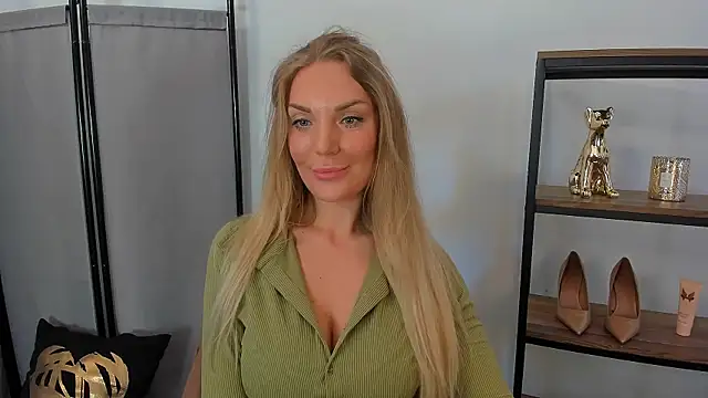 Snapshot of AulloraHoney chatting on 05.16.26 AulloraHoney online show from 05.16.26