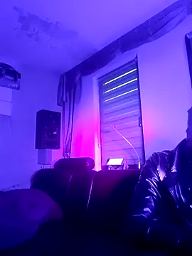 Snapshot of Crystalbitchx chatting on 02.27.25 Crystalbitchx online show from 02.27.25