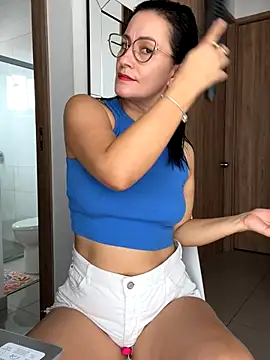 Snapshot of Verito_hot chatting on 10.19.25 Verito hot online show from 10.19.25