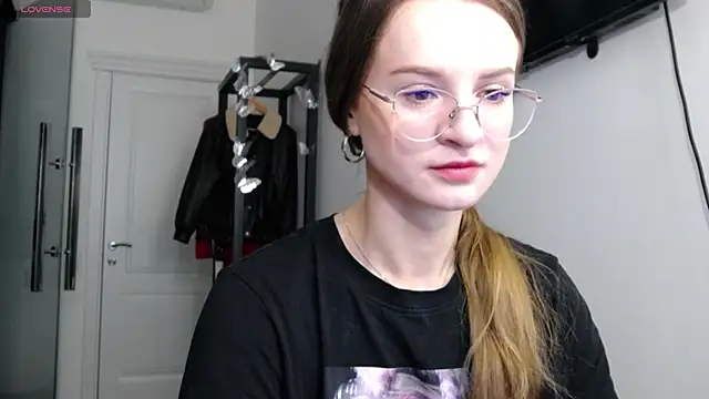 Snapshot of KateJonson chatting on 04.18.26 KateJonson online show from 04.18.26
