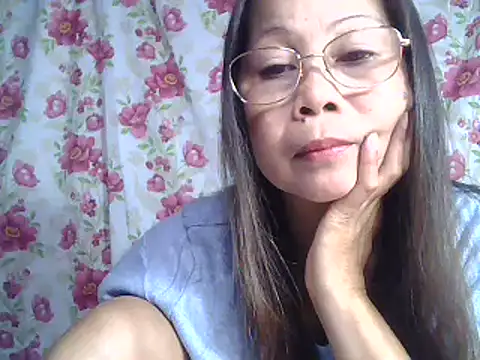 Snapshot of urwife_tobe chatting on 01.11.25 urwife tobe online show from 01.11.25