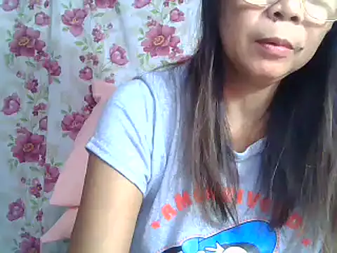 Snapshot of urwife_tobe chatting on 01.11.25 urwife tobe online show from 01.11.25