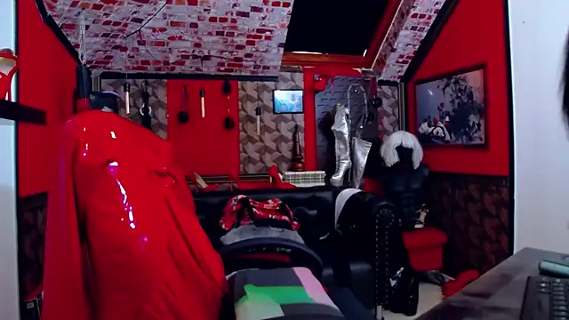 Snapshot of DommeBellatrix chatting on 09.18.25 DommeBellatrix online show from 09.18.25