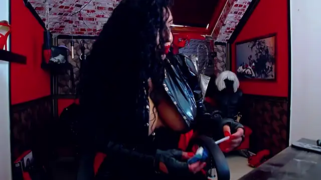 Snapshot of DommeBellatrix chatting on 09.30.25 DommeBellatrix online show from 09.30.25