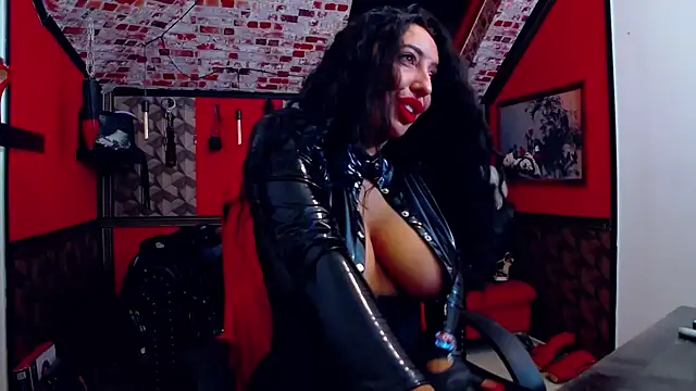 Snapshot of DommeBellatrix chatting on 10.07.25 DommeBellatrix online show from 10.07.25