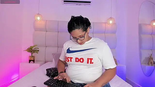 Snapshot of DanielleEvans_ chatting on 09.19.25 DanielleEvans online show from 09.19.25