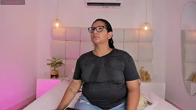 Snapshot of DanielleEvans_ chatting on 09.27.25 DanielleEvans online show from 09.27.25