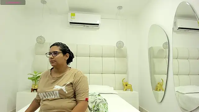 Snapshot of DanielleEvans_ chatting on 09.30.25 DanielleEvans online show from 09.30.25