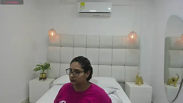 Snapshot of DanielleEvans_ chatting on 10.19.25 DanielleEvans online show from 10.19.25