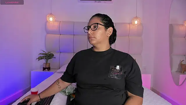 Snapshot of DanielleEvans_ chatting on 10.21.25 DanielleEvans online show from 10.21.25