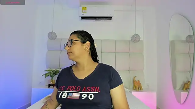 Snapshot of DanielleEvans_ chatting on 10.25.25 DanielleEvans online show from 10.25.25