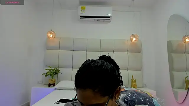 Snapshot of DanielleEvans_ chatting on 10.27.25 DanielleEvans online show from 10.27.25