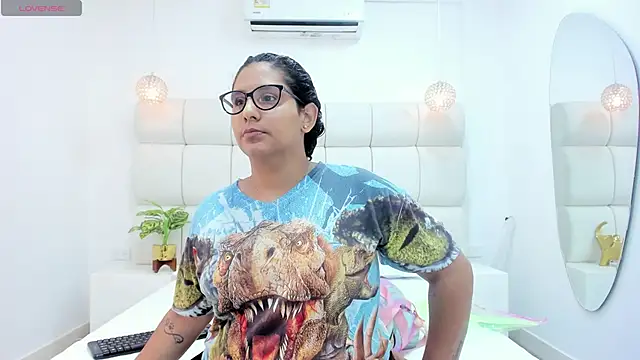 Snapshot of DanielleEvans_ chatting on 10.28.25 DanielleEvans online show from 10.28.25