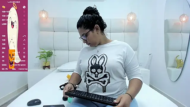 Snapshot of DanielleEvans_ chatting on 10.29.25 DanielleEvans online show from 10.29.25