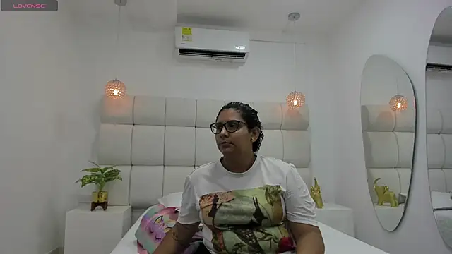 Snapshot of DanielleEvans_ chatting on 10.31.25 DanielleEvans online show from 10.31.25