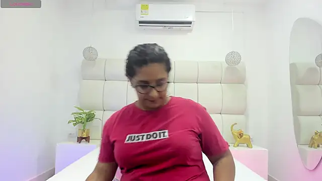 Snapshot of DanielleEvans_ chatting on 11.04.25 DanielleEvans online show from 11.04.25